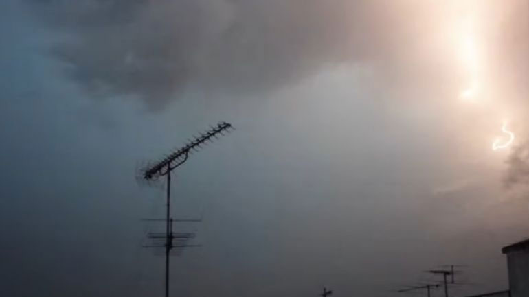 Η στιγμή που χτυπούν οι κεραυνοί