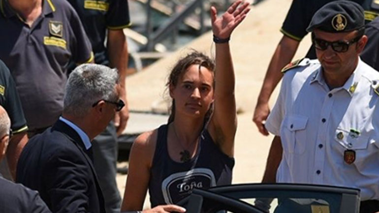 Γερμανίδα καπετάνισσα εμπράκτως παρεμβαίνει στην πολιτική για τους πρόσφυγες