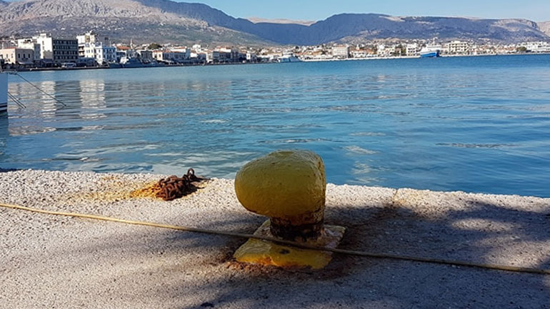 Αφγανός μετανάστης έσωσε δύο Τούρκους τυφλούς που έπεσαν στο λιμάνι της Χίου