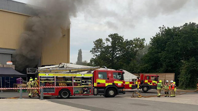 Βρετανία: Στις φλόγες το στούντιο της Warner Bros στα βόρεια του Λονδίνου