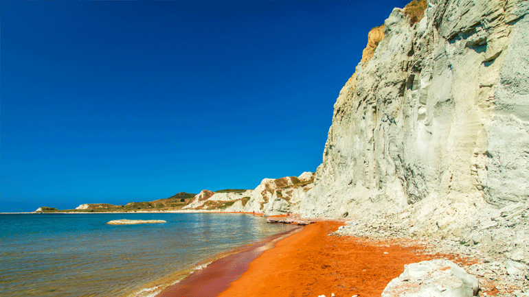 Πέντε ελληνικές παραλίες με άργιλο ιδανικές για φυσικό σπα!