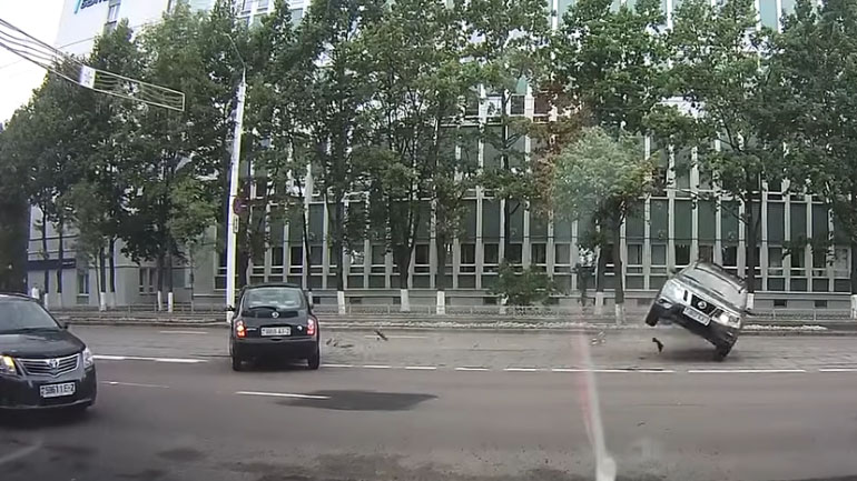 Supermini αναποδογυρίζει SUV στη μέση του δρόμου!