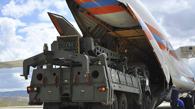 Το τουρκικό Υπουργείο Άμυνας έδωσε στη δημοσιότητα τις πρώτες φωτογραφίες με την άφιξη των S-400 Το τουρκικό Υπουργείο Άμυνας έδωσε στη δημοσιότητα τις πρώτες φωτογραφίες με την άφιξη των S-400