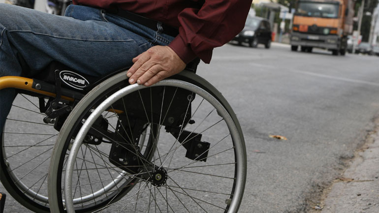 Ξεκινά τη Δευτέρα η χορήγηση δελτίων μετακίνησης ΑμεΑ