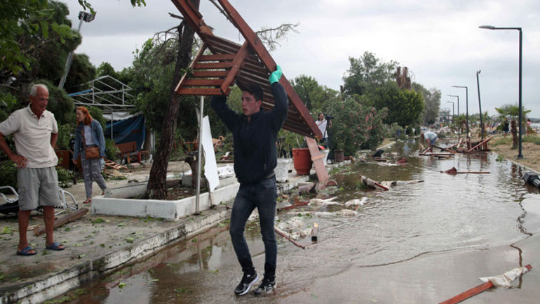 Στη Χαλκιδική παραμένουν όλα τα συνεργεία – Αποκαθίσταται η ηλεκτροδότηση