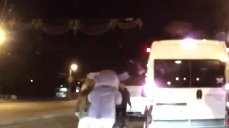 Άνδρας έπαιξε ξύλο στον δρόμο… με τον Μίκυ Μάους και τον Μπομπ Σφουγγαράκη