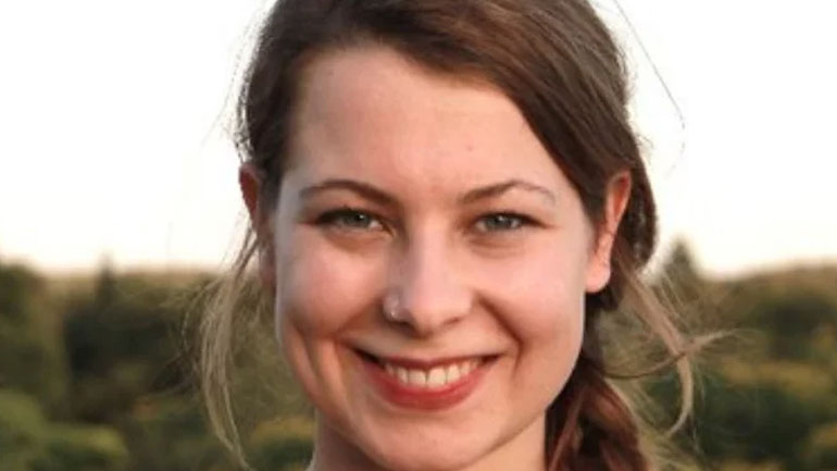 Γιαμίλα Σέφερ: Το ανερχόμενο αστέρι των Πρασίνων θέλει να ακουστεί περισσότερο η φωνή των νέων