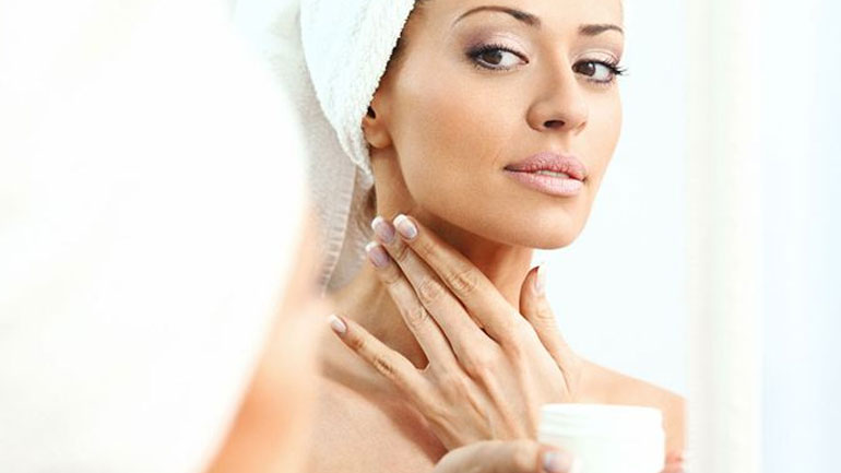 Γιατί η ενυδατική κρέμα στον λαιμό είναι απαραίτητη;