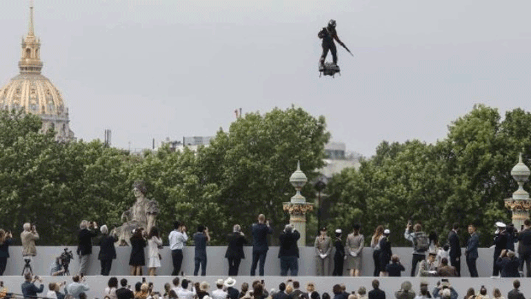 Γάλλος εφευρέτης «πέταξε» με flyboard πάνω από τα κεφάλια των Ευρωπαίων ηγετών την Ημέρα της Βαστίλης