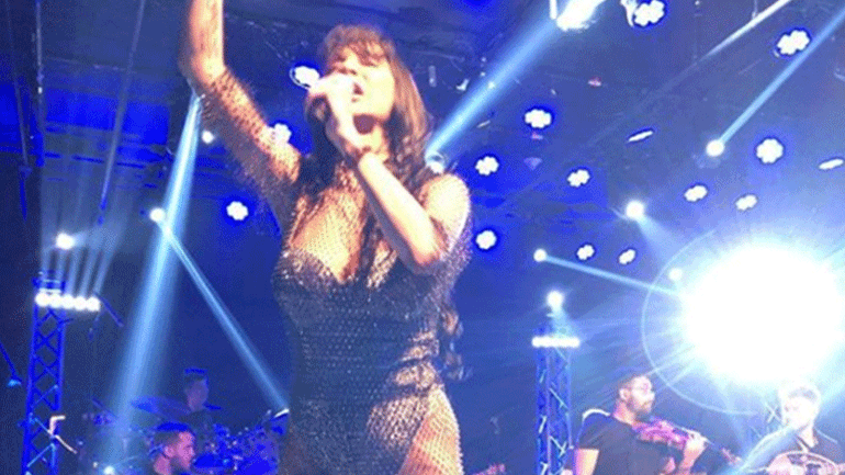 Η Πάολα τραγουδάει υπό βροχή στην Αχαΐα και οι θαμώνες καταγράφουν την πλημμύρα