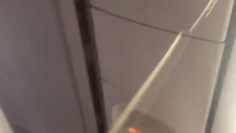 Κίτρινο ψυκτικό υγρό έπεφτε στα κεφάλια επιβατών κατά τη διάρκεια πτήσης