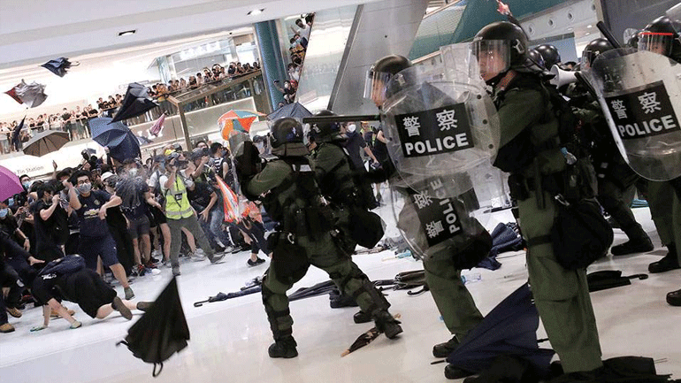 Νέες βίαιες συγκρούσεις διαδηλωτών με αστυνομικούς στο Χονγκ Κονγκ