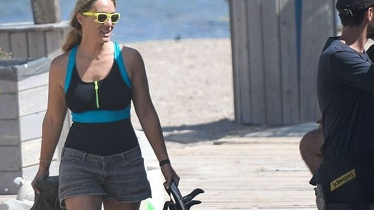 Η Ελεονώρα Μελέτη κάνει surf στην Ανάβυσσο!