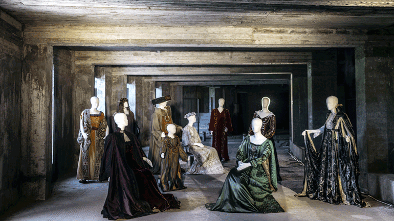 Τώρα και αυτόματη ακουστική ξενάγηση (audio tour) στην έκθεση κοστουμιών «Ίχνη του εφήμερου» στο Βασιλικό Θέατρο