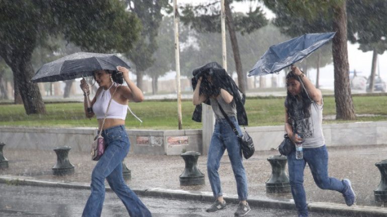 Άνοιξαν οι ουρανοί στο κέντρο της Αθήνας