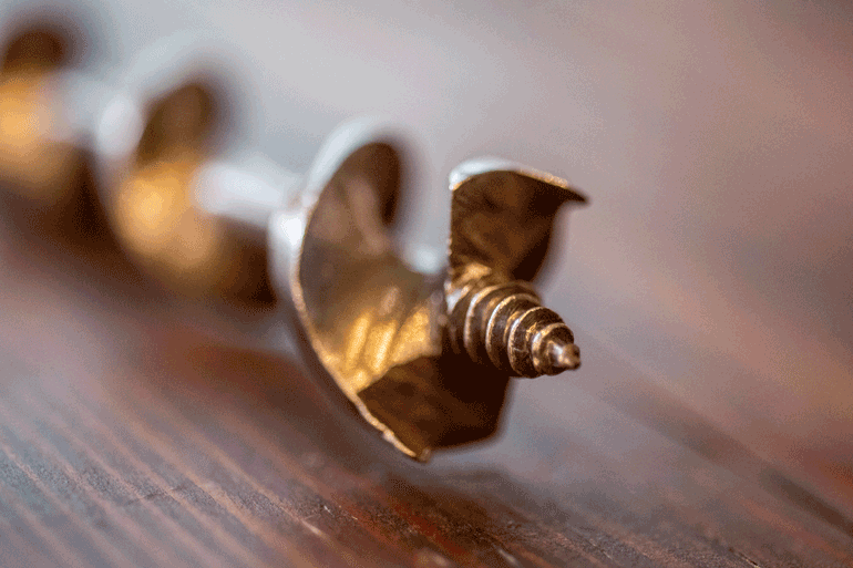 Οι Οξύτατες άκρες σε έναν κοχλία τον μετατρέπουν σε τρυπάνι ή γεωτρύπανο