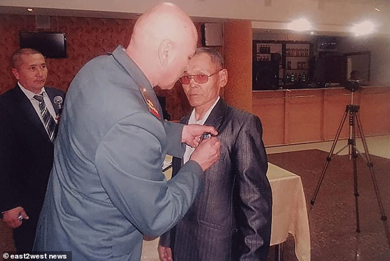 Απονομή βραβείου ανδρείας στον Ναγκασχιμπάι Ζουσούποφ