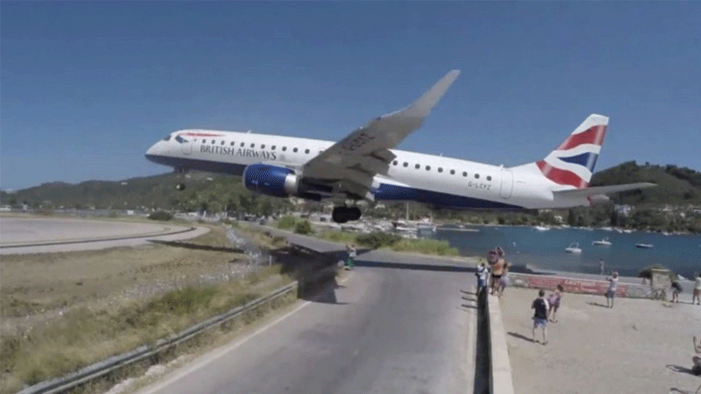 Σκιάθος: Η στιγμή που αεροπλάνο περνά λίγα μέτρα πάνω από τα κεφάλια τουριστών