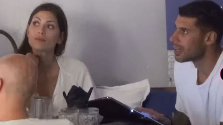 O Γιώργος Πρίντεζης απολαμβάνει το κοκτέιλ του στα Ματογιάννια με τη σύζυγό του