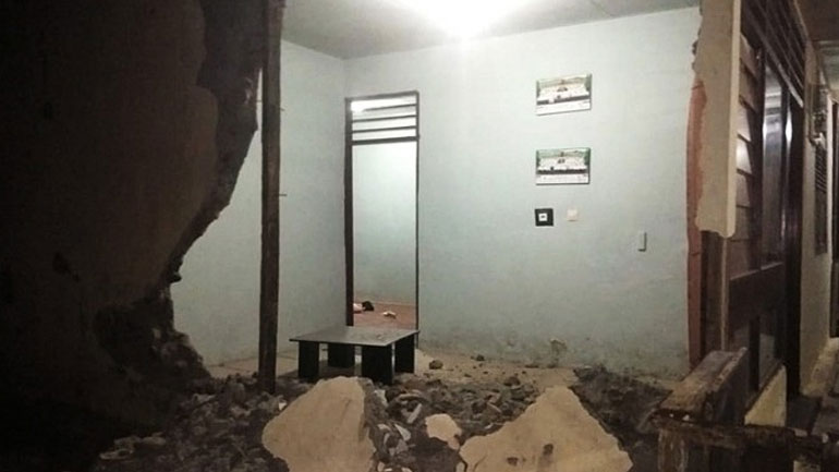 Ένας νεκρός, εκατοντάδες κατεστραμμένα σπίτια από τον χθεσινό σεισμό στην Ινδονησία