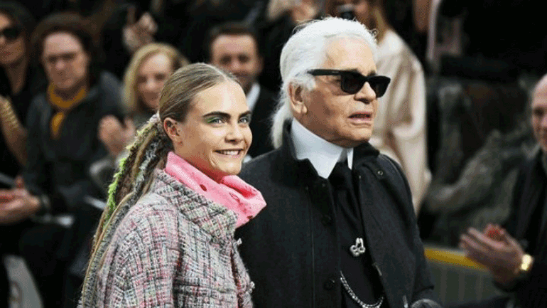 Λευκά πουκάμισα για να τιμήσουν τον Καρλ Λάγκερφελντ