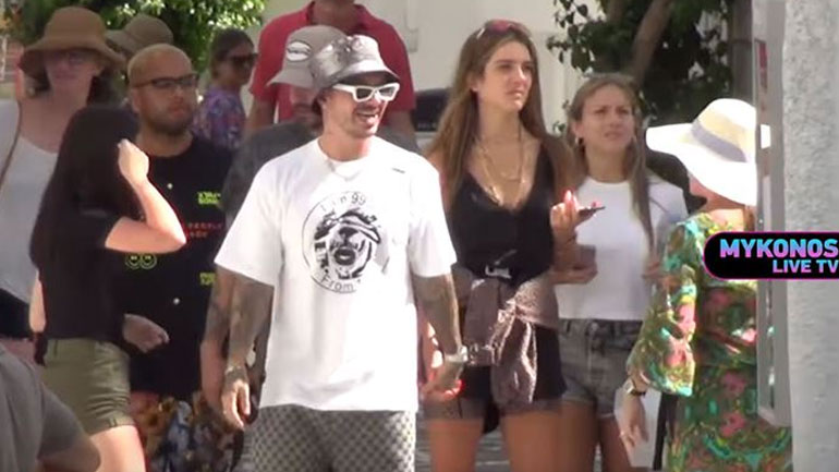 J Balvin: Βόλτα στα σοκάκια της Μυκόνου με την καλλονή σύντροφό του