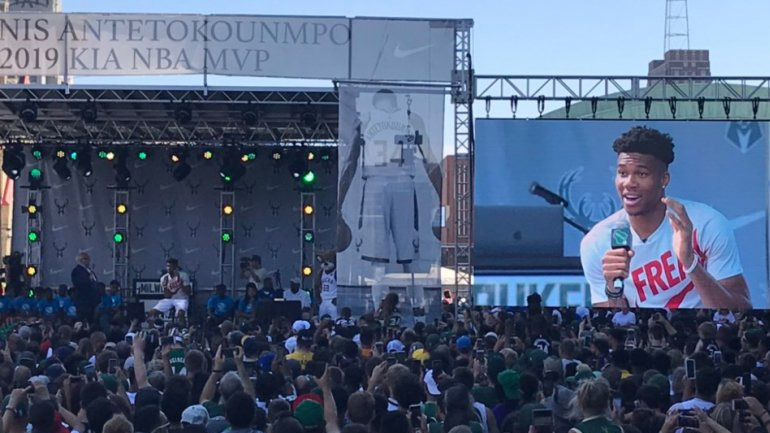 Αποθέωση στο Μιλγουόκι για τον Αντετοκούνμπο που εξήγησε γιατί… δεν θέλει να τον λένε MVP Αποθέωση στο Μιλγουόκι για τον Αντετοκούνμπο που εξήγησε γιατί… δεν θέλει να τον λένε MVP