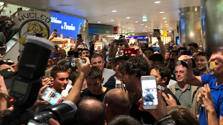 Aποθέωση για τον Τεόντοσιτς κατά την άφιξή του στην Μπολόνια