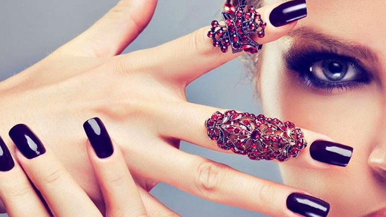 Πώς θα απαλλαγείτε από τις ενοχλητικές φυσαλίδες στα νύχια από το βερνίκι