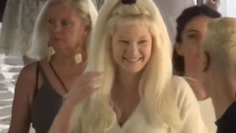 Αγνώριστη η Τζούλια Αλεξανδράτου στη Μύκονο!