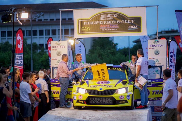 O Σωκράτης Τσολακίδης και ο Χάρης Δήμου στη ράμπα εκκίνησης του 25ου Ηπειρωτικού Ράλι