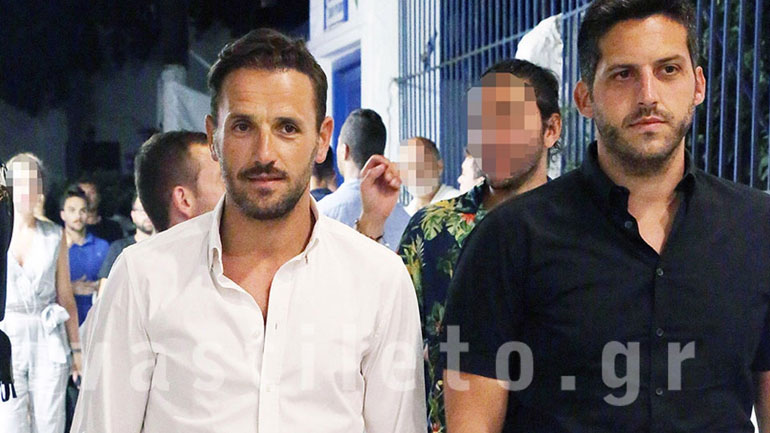 Νίκος Βέρτης: Με casual look στα Ματογιάννια της Μυκόνου!