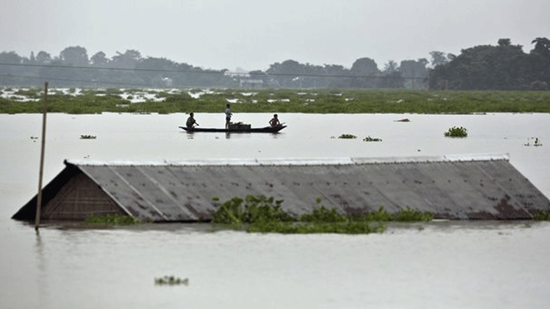 Τουλάχιστον 200 νεκροί από την κακοκαιρία στη νότια Ασία