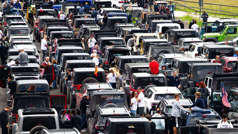 700 αυτοκίνητα της Jeep ανέβηκαν στους Δολομίτες