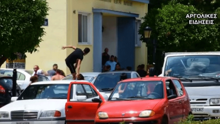 Ναύπλιο: Άγριο ξύλο και μαχαιρώματα έξω από το Εργατικό Κέντρο