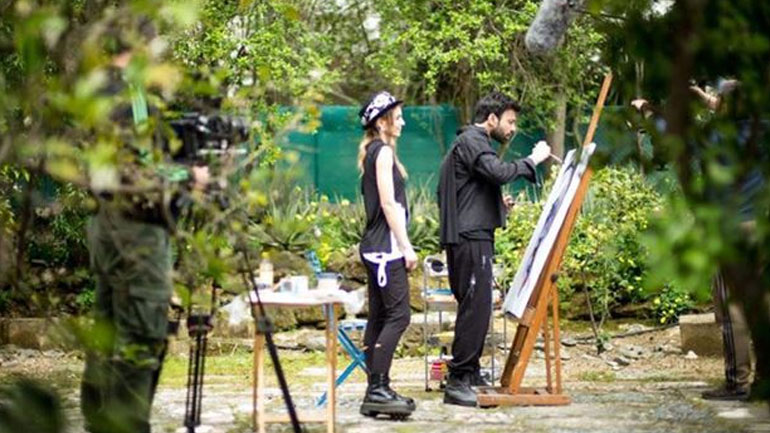 Ανδρέας Γεωργίου: Οι πρώτες φωτογραφίες από τα γυρίσματα της νέας του σειράς «8 λέξεις»