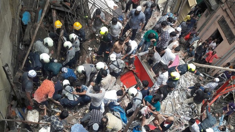 Ινδία: Δεκάδες άνθρωποι παγιδευμένοι μετά την κατάρρευση τετραώροφου κτηρίου