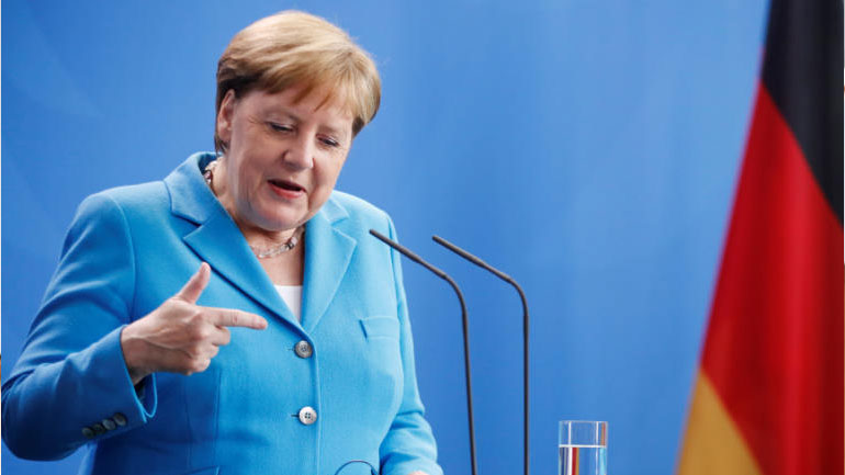 Η Μέρκελ συγχαίρει την Ούρσουλα φον ντερ Λάιεν για την εκλογή της