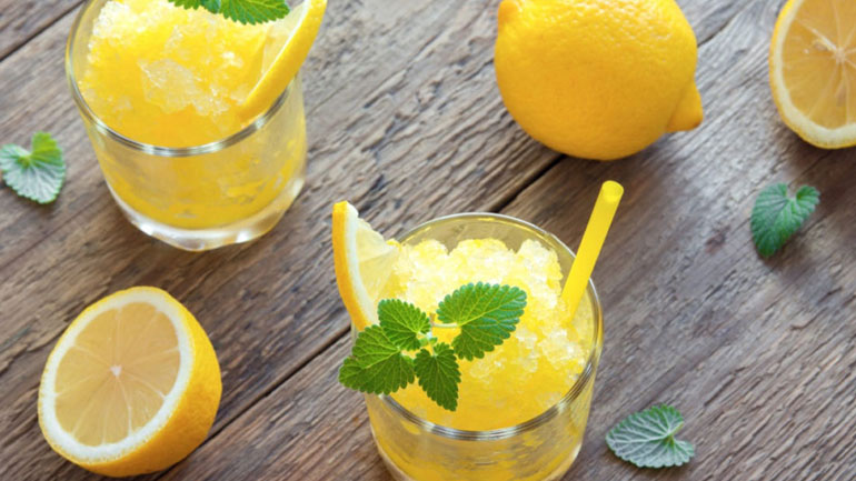 Γρανίτα λεμόνι για καλοκαιρινές νύχτες στη βεράντα