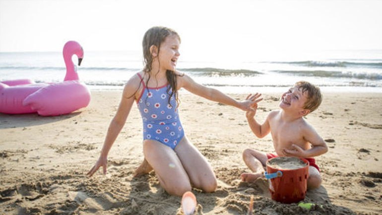 Καύσωνας και παιδιά: Αυτά είναι τα απαραίτητα μέτρα προστασίας!