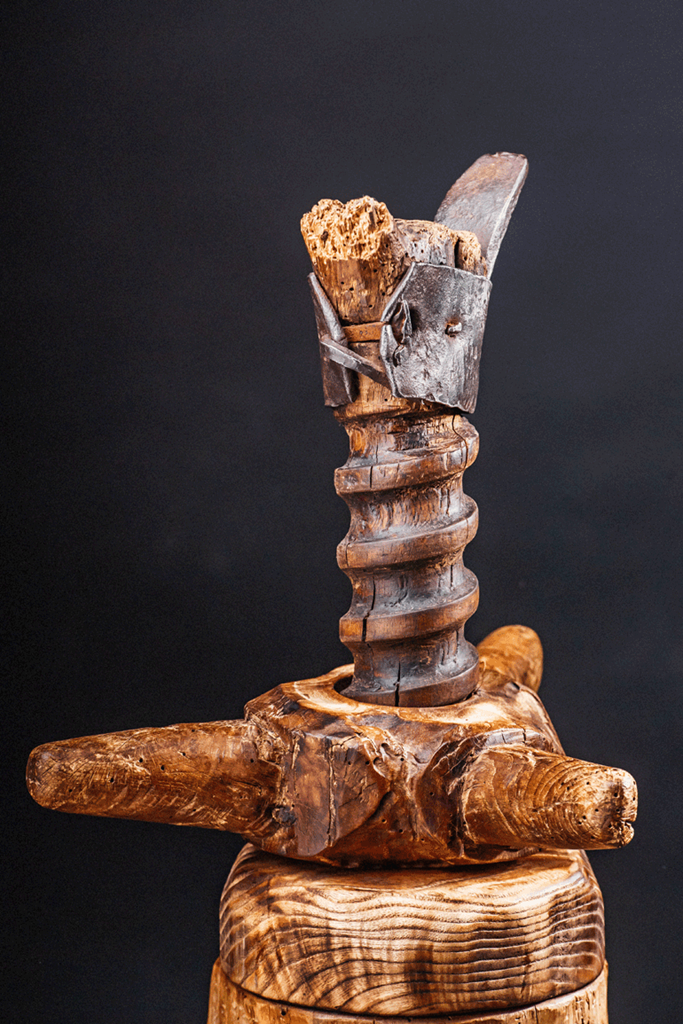 Ξύλινος κοχλίας με πολύ ανοιχτό βήμα μη καταγεγραμμένου σπειρώματος μαζί με το περικόχλιο του (κοχλιοστρόφιο). Χρησιμοποιείτο για γρύλο κάρου