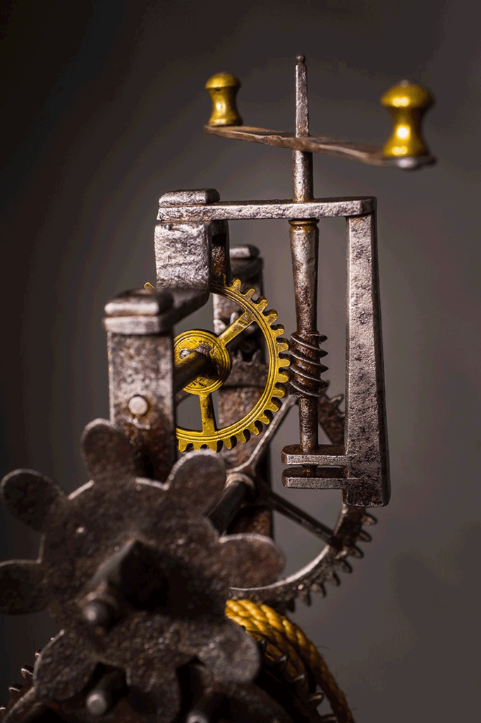 Σε παλιό σφυρήλατο μηχανισμό ο κοχλίας γίνεται ο κινητήριος άξονας μιας συστάδας γραναζιών.