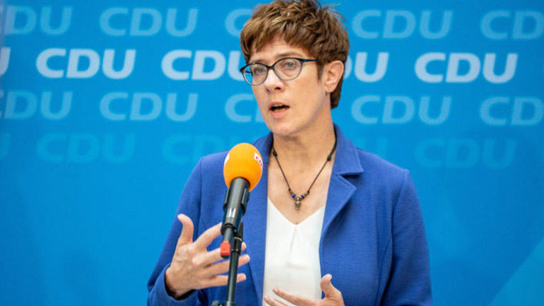 Γερμανία: Νέα υπουργός Άμυνας η Άνεγκρετ Κραμπ-Κάρενμπαουερ