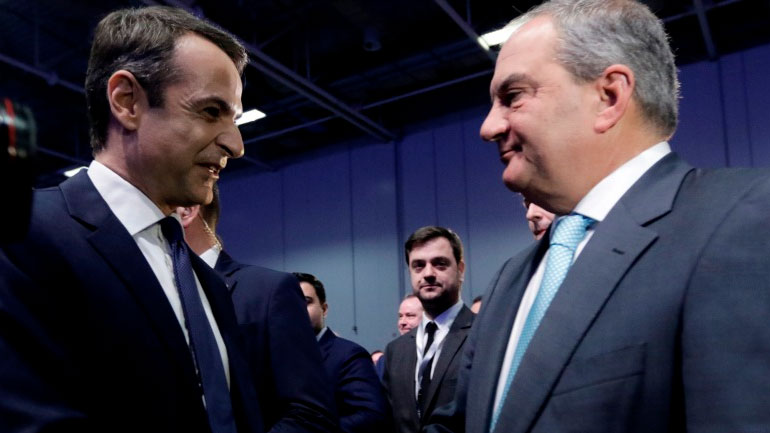 Σε εξέλιξη η συνάντηση Μητσοτάκη – Καραμανλή
