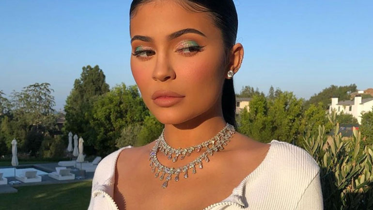 Kylie Jenner: «Μεγαλώνοντας με ένα εκατομμύριο μάτια πάνω σου, δεν είναι φυσιολογικό»