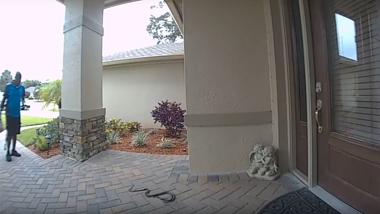 Διανομέας βρίσκει μια… έκπληξη ενώ παραδίδει δέμα