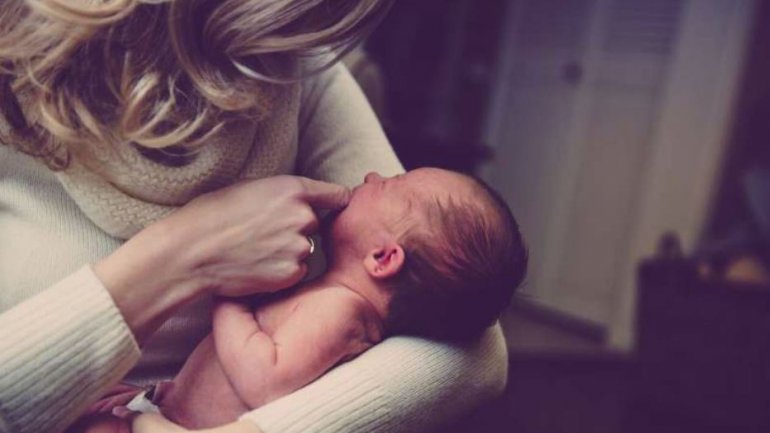 Γιατί κρατάμε τα μωρά συνήθως αριστερά στην αγκαλιά μας