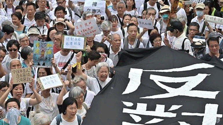 Χονγκ Κονγκ: Στους δρόμους και οι ηλικιωμένοι