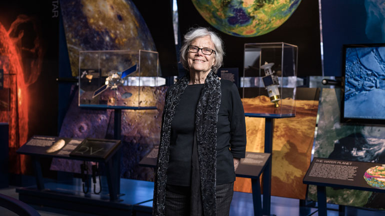 Η αρχαιότερη γυναίκα εργαζόμενη της NASA συνεχίζει να κοιτάζει τα άστρα