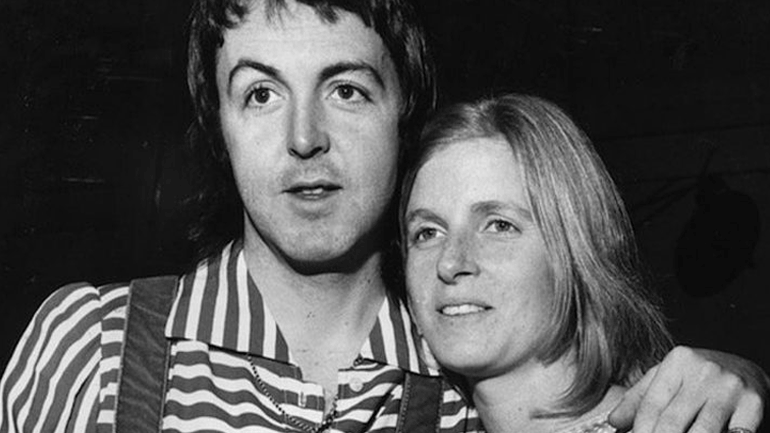 Η Λίντα ΜακΚάρτνεϊ, το έργο και η ζωή της παρουσιάζονται σε αναδρομική φωτογραφική έκθεση